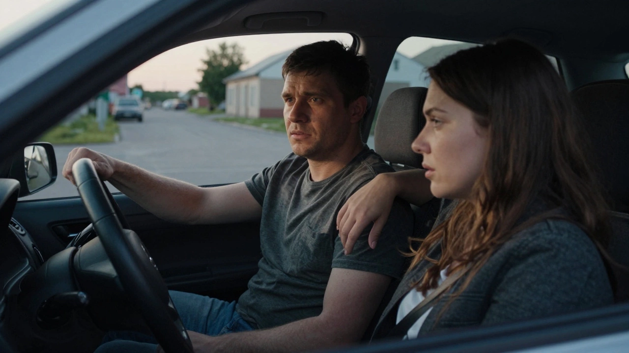 Пара сидит в машине после ссоры, он говорит тихо, она прикасается к его руке при закате.