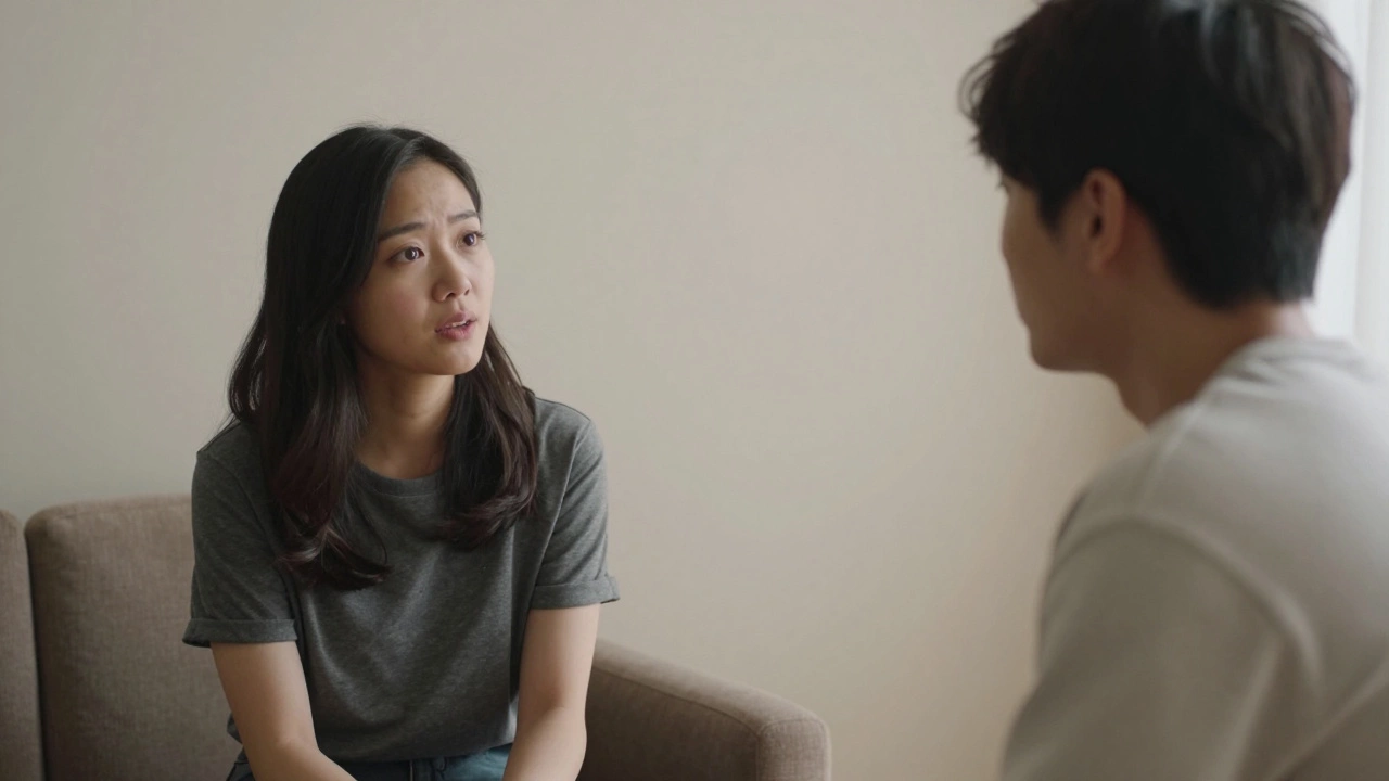 Два человека общаются с искренним взглядом в спокойной обстановке.